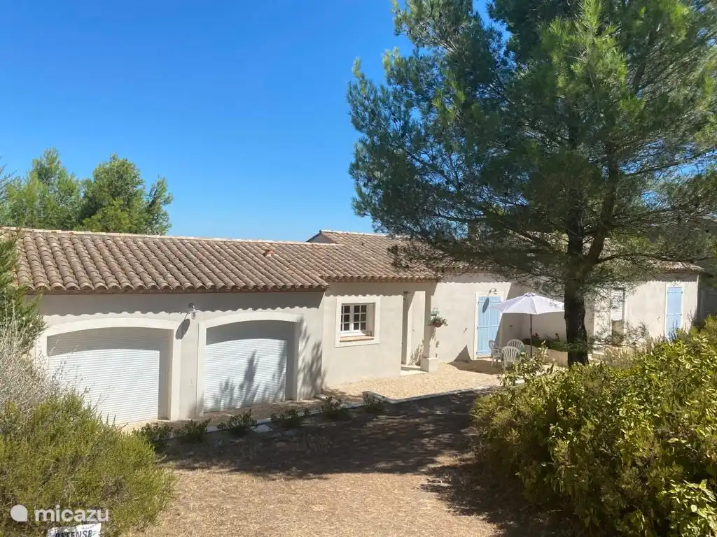 Frente de la casa, pleno verano, por lo que las persianas del sur están cerradas