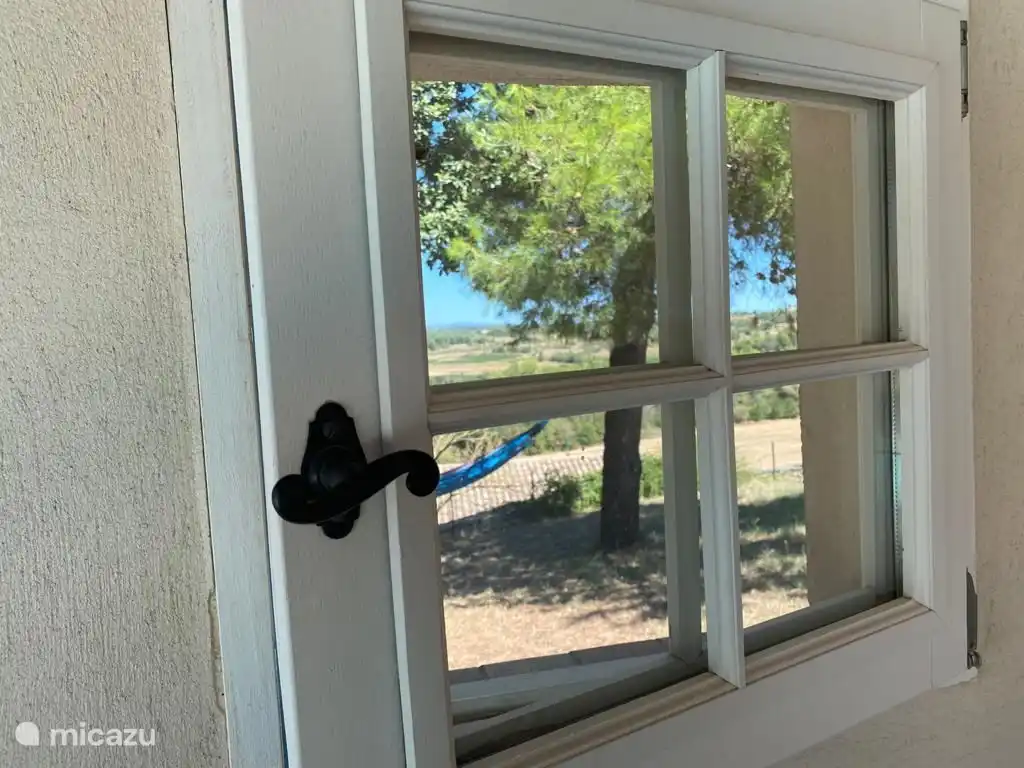 Vista desde la terraza de la piscina a la hamaca.