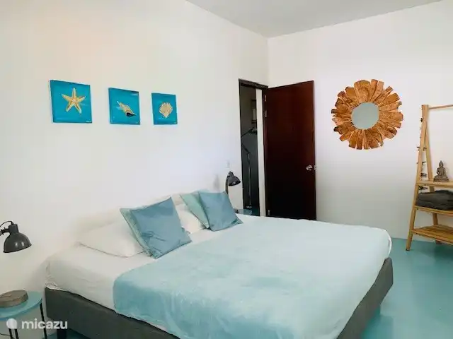 Location de Vacances Curaçao, Banda Ariba (est), Brakkeput Abou, appartement - H&M apartments Curaçao Chambre avec climatisation et lit avec sommier tapissier de qualité hôtelière.