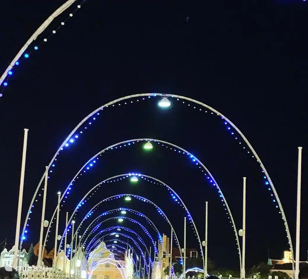 El famoso puente de pontones (Queen Emma Bridge)