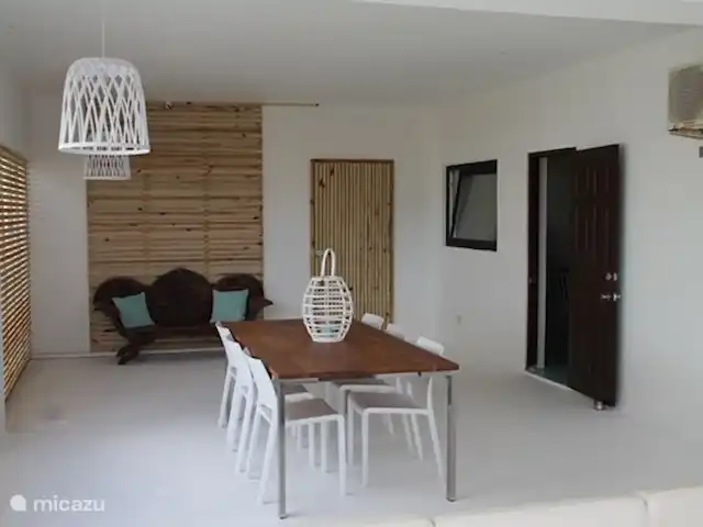 Location de Vacances Curaçao, Banda Ariba (est), Brakkeput Abou, appartement - H&M apartments Curaçao Table à manger sur le porche