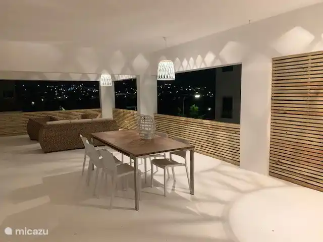 El atractivo porche en la noche.