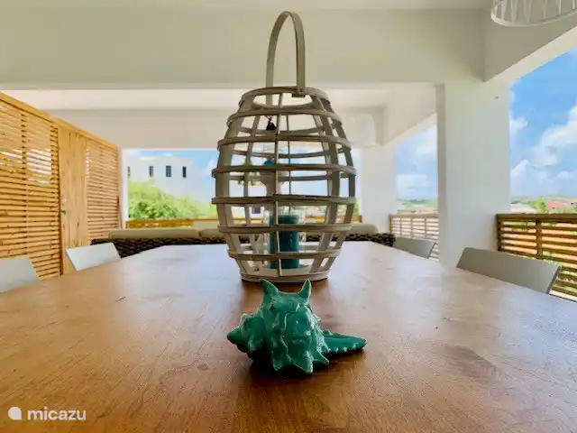 Linterna en la mesa del comedor.