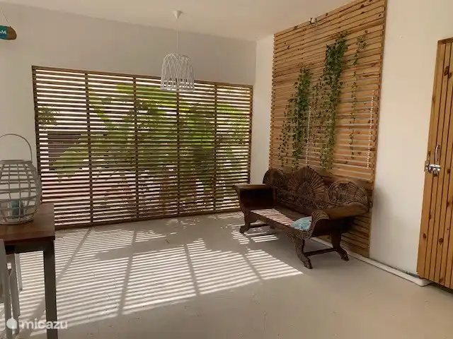 Sofá indonesio en el porche