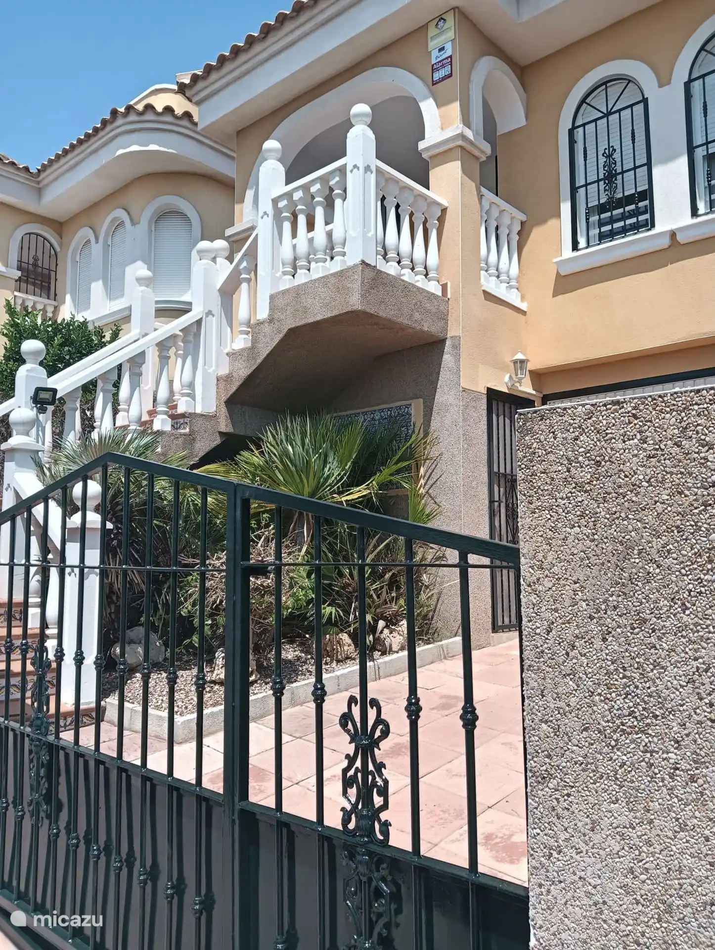 Frontansicht mit sichtbarer Treppe zur Wohnung im Obergeschoss 