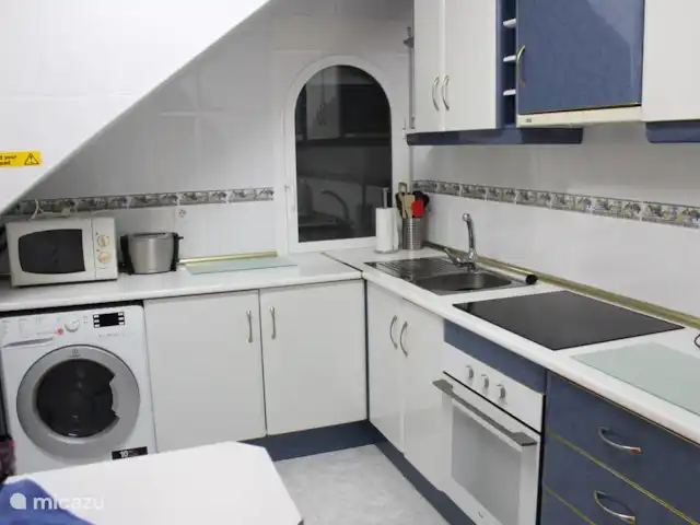 villa huren in Spanje, Costa Blanca, San Fulgencio La Marina – Casa Yepaza * 25 min van Alicante* keuken met o.a een was/droogcombinatie. Ook staat er een koffiezetapparaat .