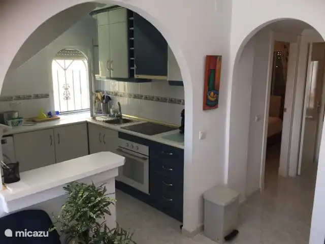 villa huren in Spanje, Costa Blanca, San Fulgencio La Marina – Casa Yepaza * 25 min van Alicante* keukenaanzicht, met gang naar de 2 slaapkamers