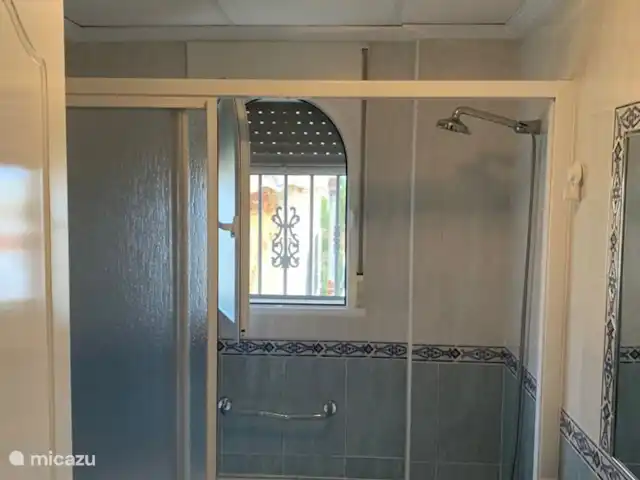 villa huren in Spanje, Costa Blanca, San Fulgencio La Marina – Casa Yepaza * 25 min van Alicante* badkamer met ligbad