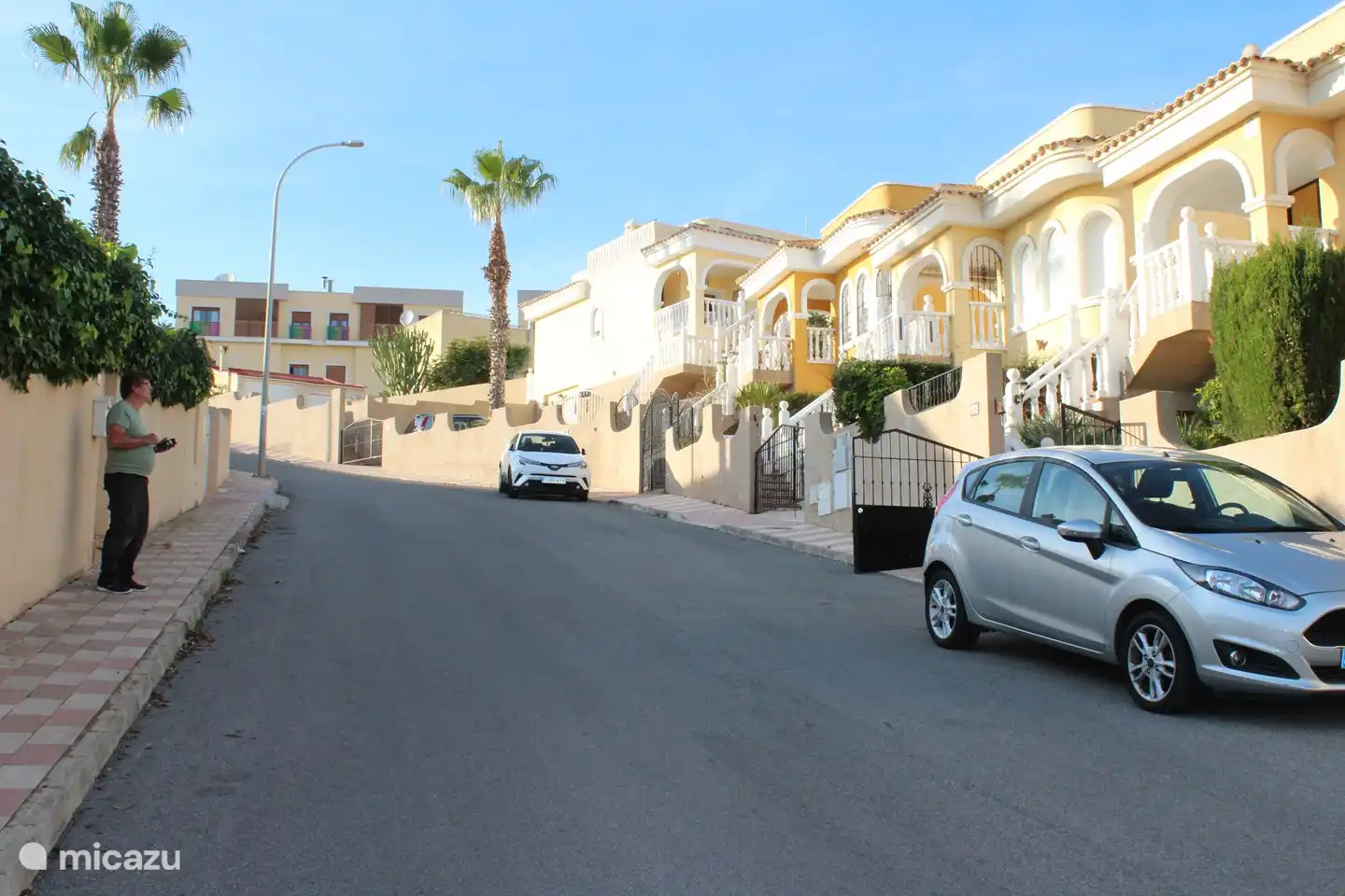 Vista a la calle, hay suficiente espacio para aparcar el coche delante de la puerta. Se recomienda coche. Este camino sube con mucha pendiente.