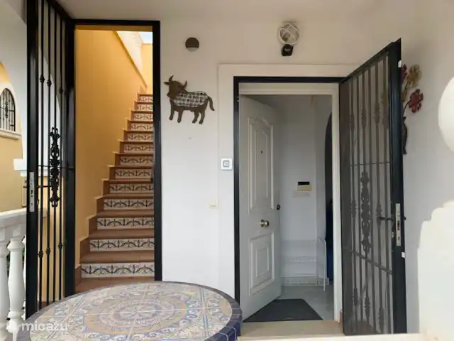 villa huren in Spanje, Costa Blanca, San Fulgencio La Marina – Casa Yepaza * 25 min van Alicante* entree boven met trap naar dakterras