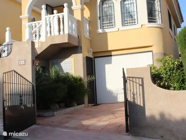villa huren in Spanje, Costa Blanca, San Fulgencio La Marina – Casa Yepaza * 25 min van Alicante* Vooraanzicht woning met deur naast garage van beneden unit
