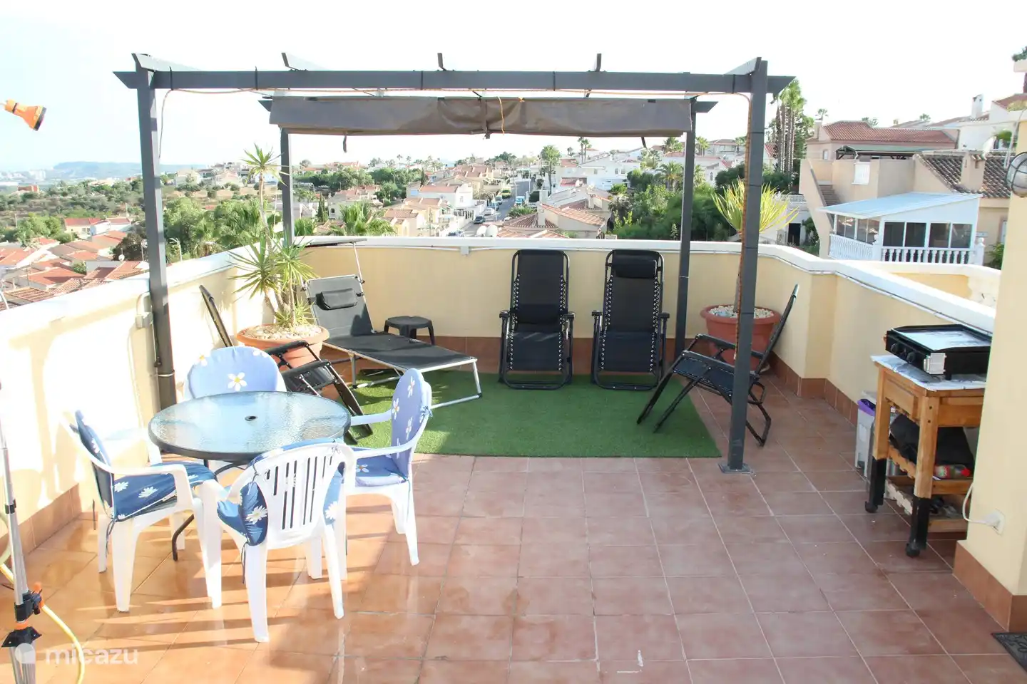 Azotea con toldos extensibles (pérgola) y plancha (barbacoa)