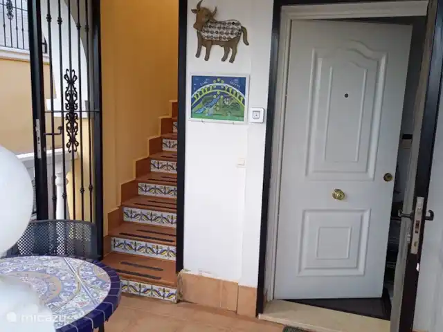 villa huren in Spanje, Costa Blanca, San Fulgencio La Marina – Casa Yepaza * 25 min van Alicante* overdekt terras met trap naar dakterras en entree bovenverdieping