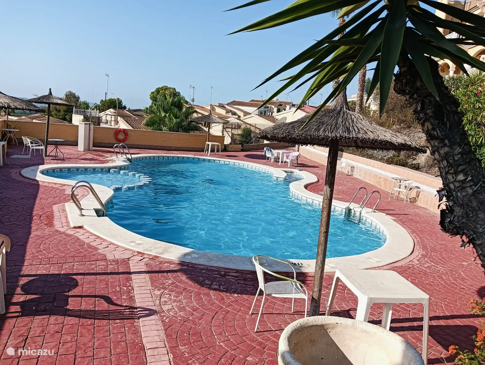 Piscina comunitaria a 4 minutos a pie de nuestra casa que puede utilizar de forma gratuita