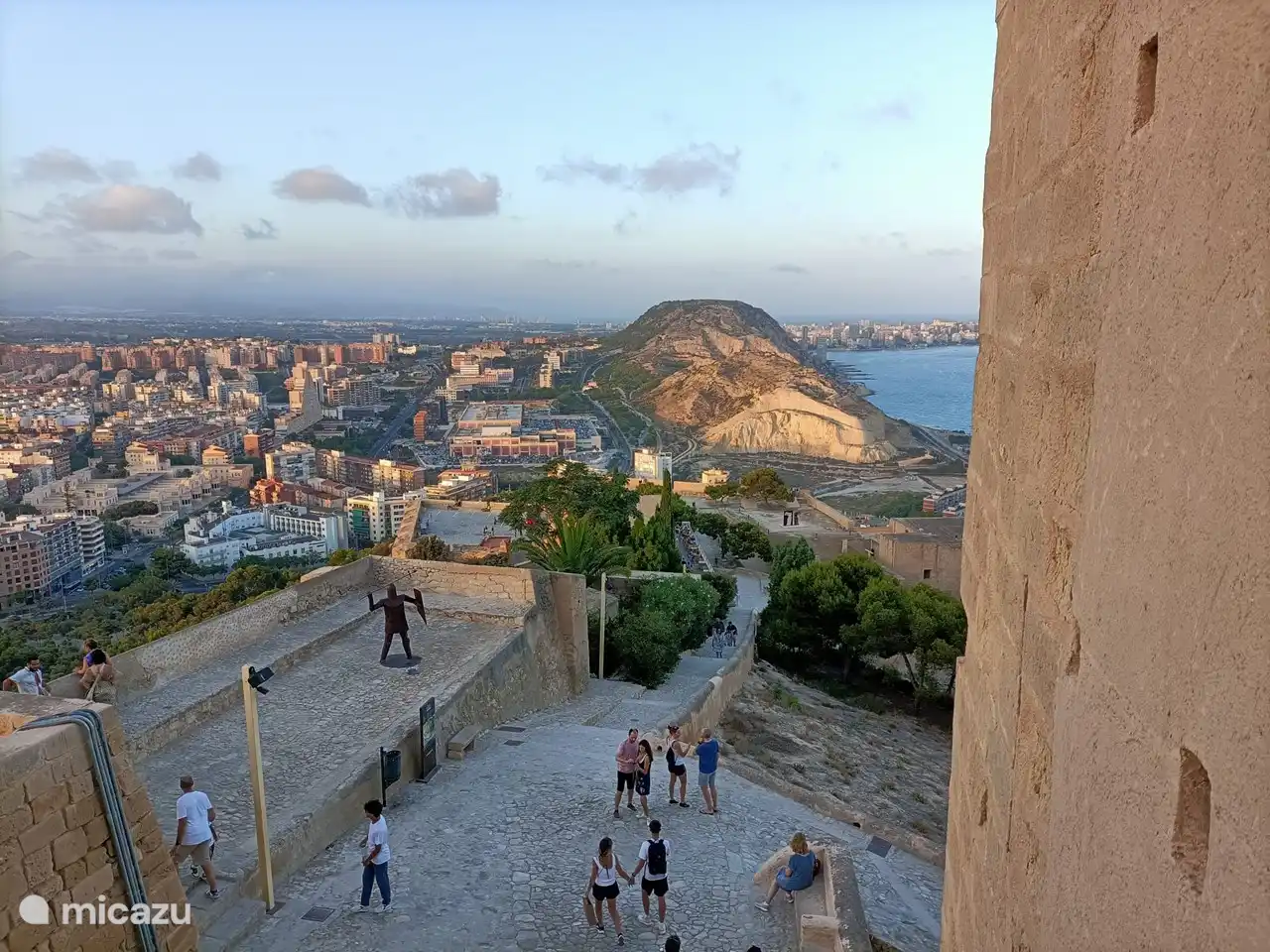 Durante su visita a Alicante, definitivamente vale la pena visitar el castillo de Santa Bárbara. Aquí tienes una vista muy bonita de Alicante.