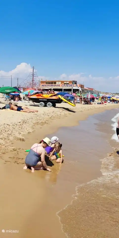 Playa con restaurante Candela La Marina, donde poder almorzar.