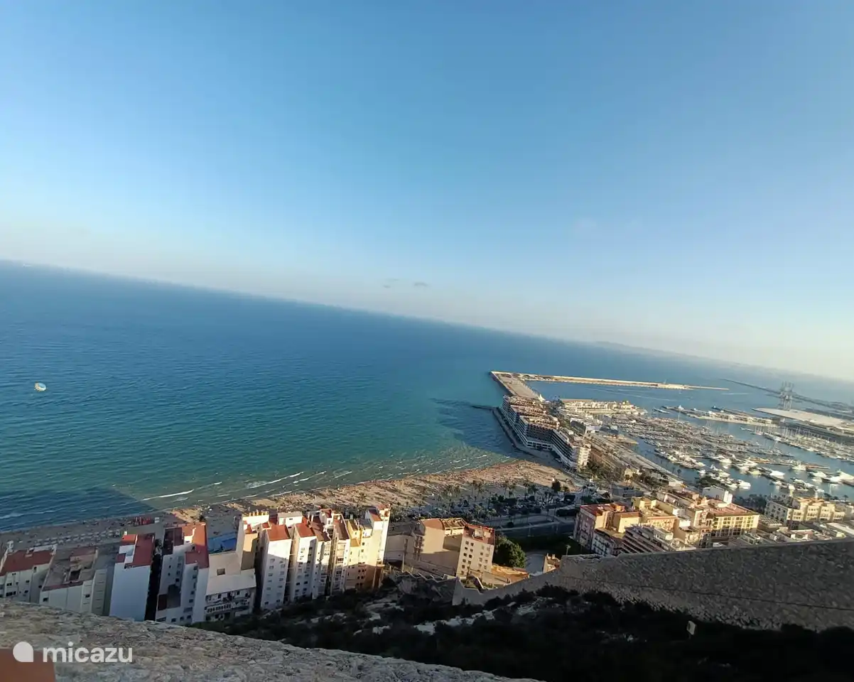 Vista desde Santa Bárbara, originalmente un castillo del siglo IX. Puedes dar un agotador paseo hasta el castillo, pero también es posible visitarlo en ascensor.