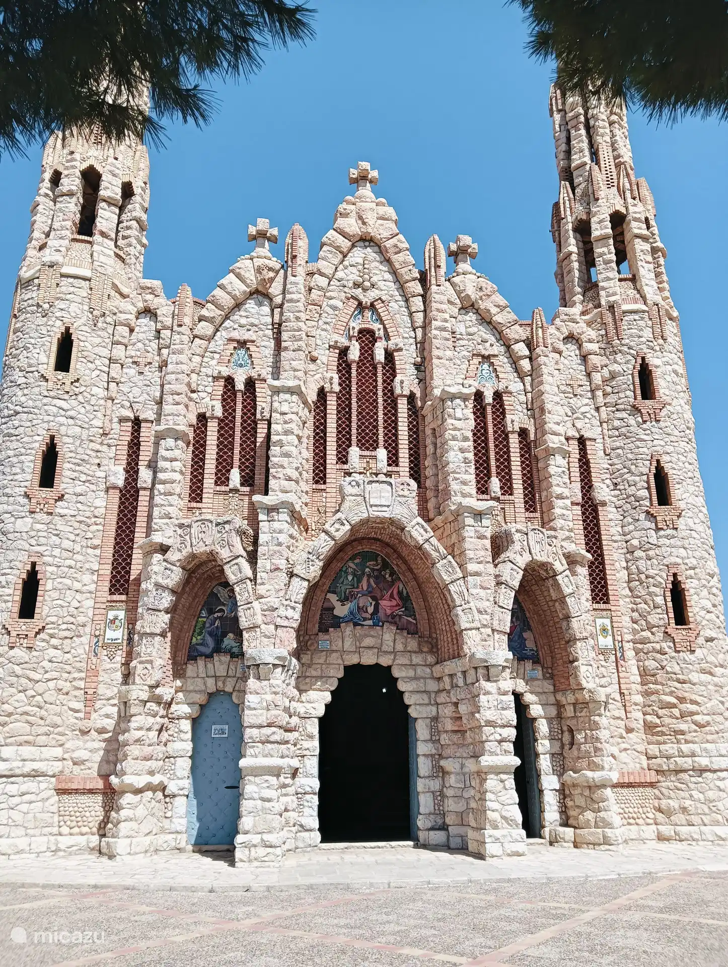 Santuario de Santa Magdalena (Novelda). Agradable de visitar y recuerda a una versión pequeña de la Sagrada Familia de Barcelona. Y fue diseñado por un alumno de Gaudí