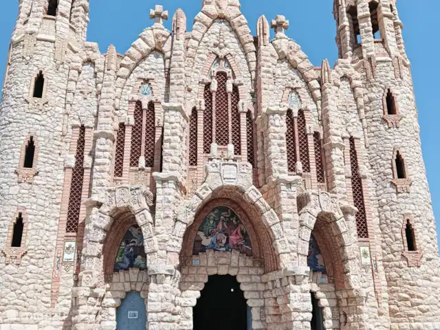 villa huren in Spanje, Costa Blanca, San Fulgencio La Marina – Casa Yepaza * 25 min van Alicante* Santuario de Santa Magdalena (Novelda). Leuk om te bezoeken en doet denken aan een kleine versie van Sagrada Familia uit Barcelona. En is ontworpen door een leerling van Gaudi