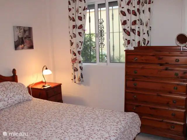 villa huren in Spanje, Costa Blanca, San Fulgencio La Marina – Casa Yepaza * 25 min van Alicante* slaapkamer 1 met ladekast + hangkast