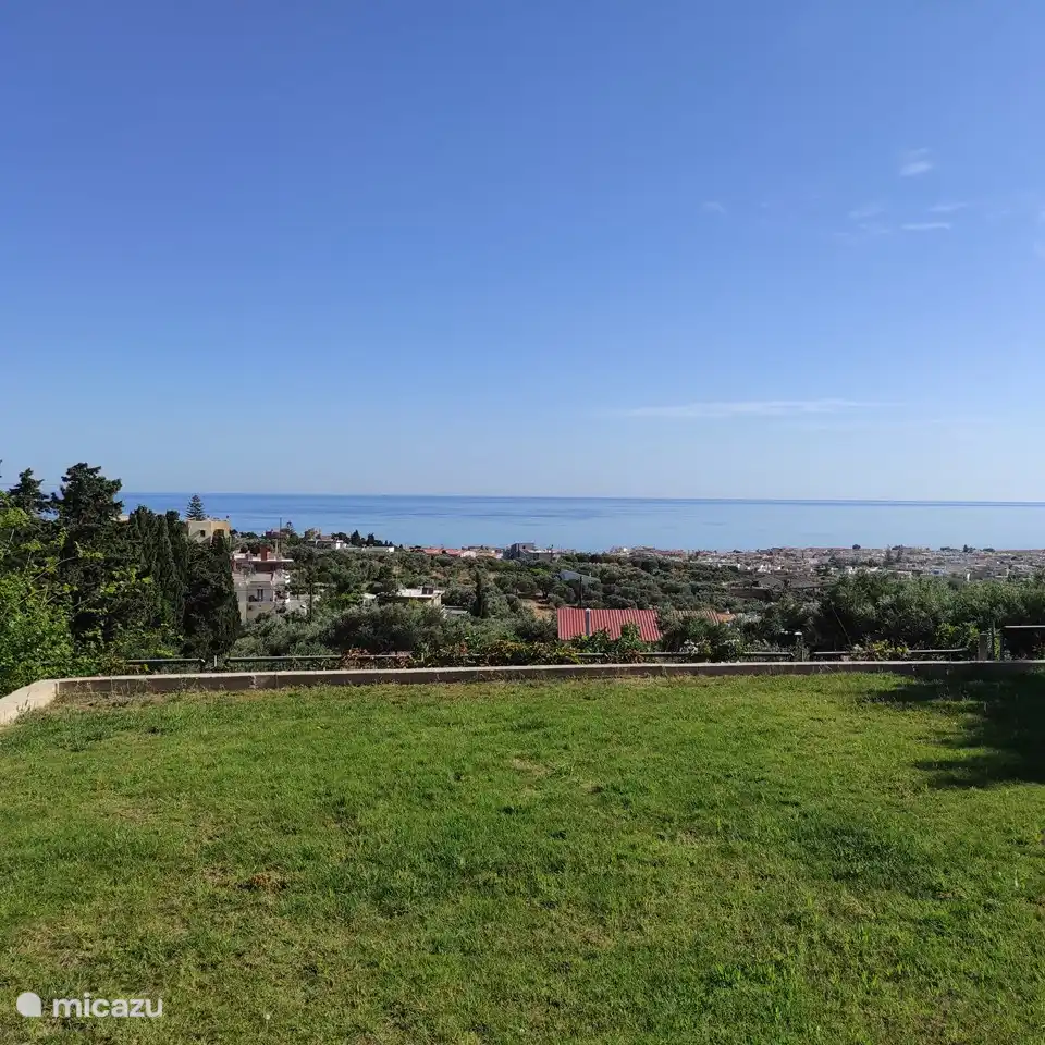 Gran jardín con vista al mar.