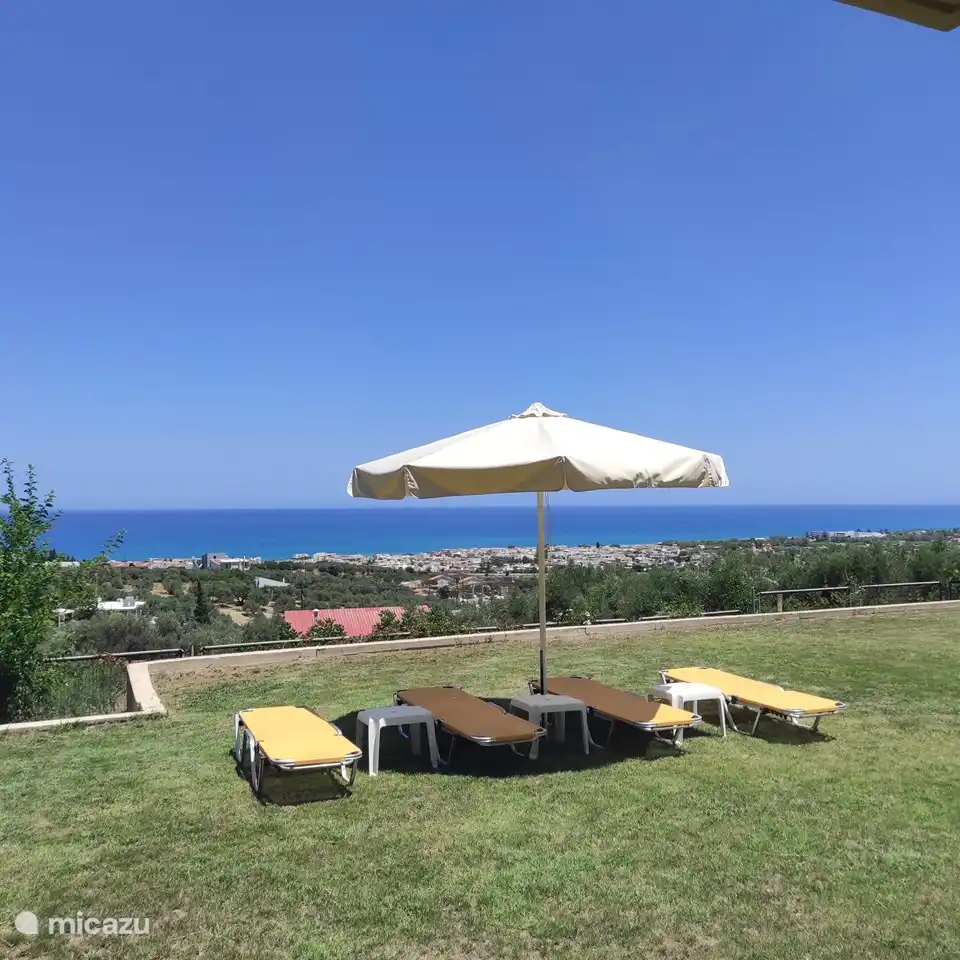 Jardín con vistas despejadas al mar.