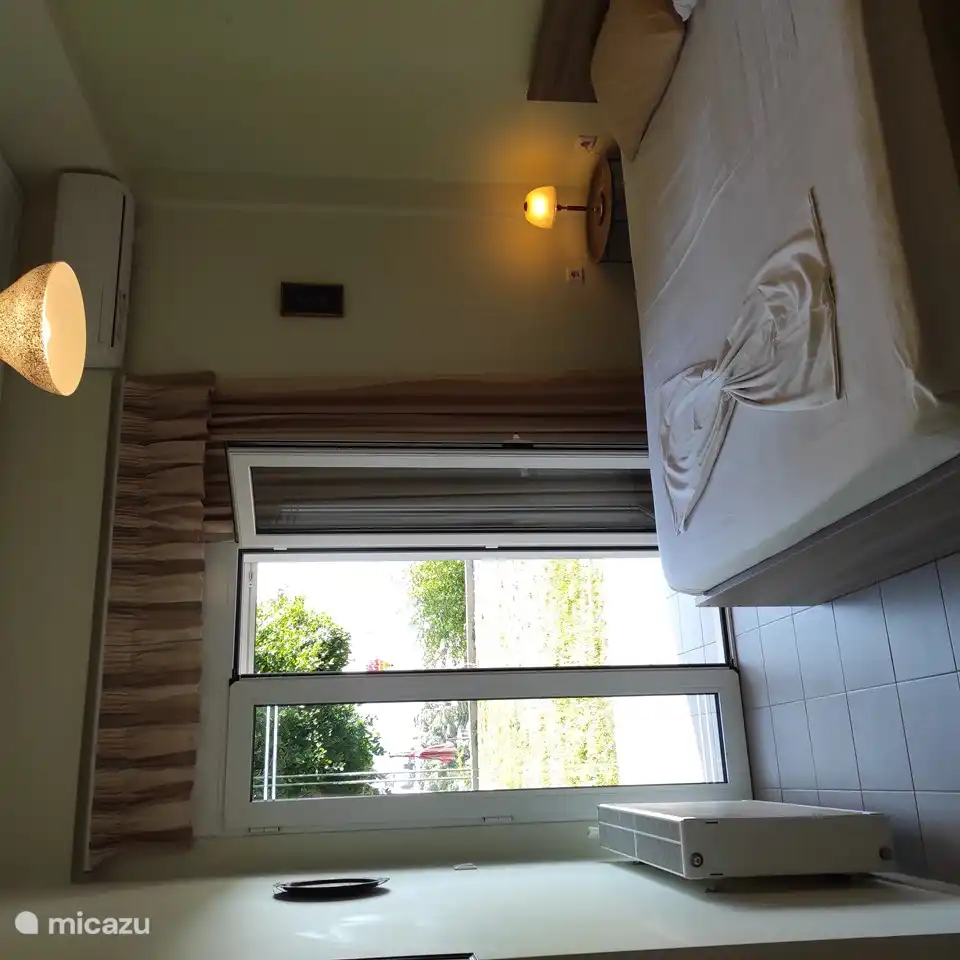 Dormitorio con cama king size, vista al mar