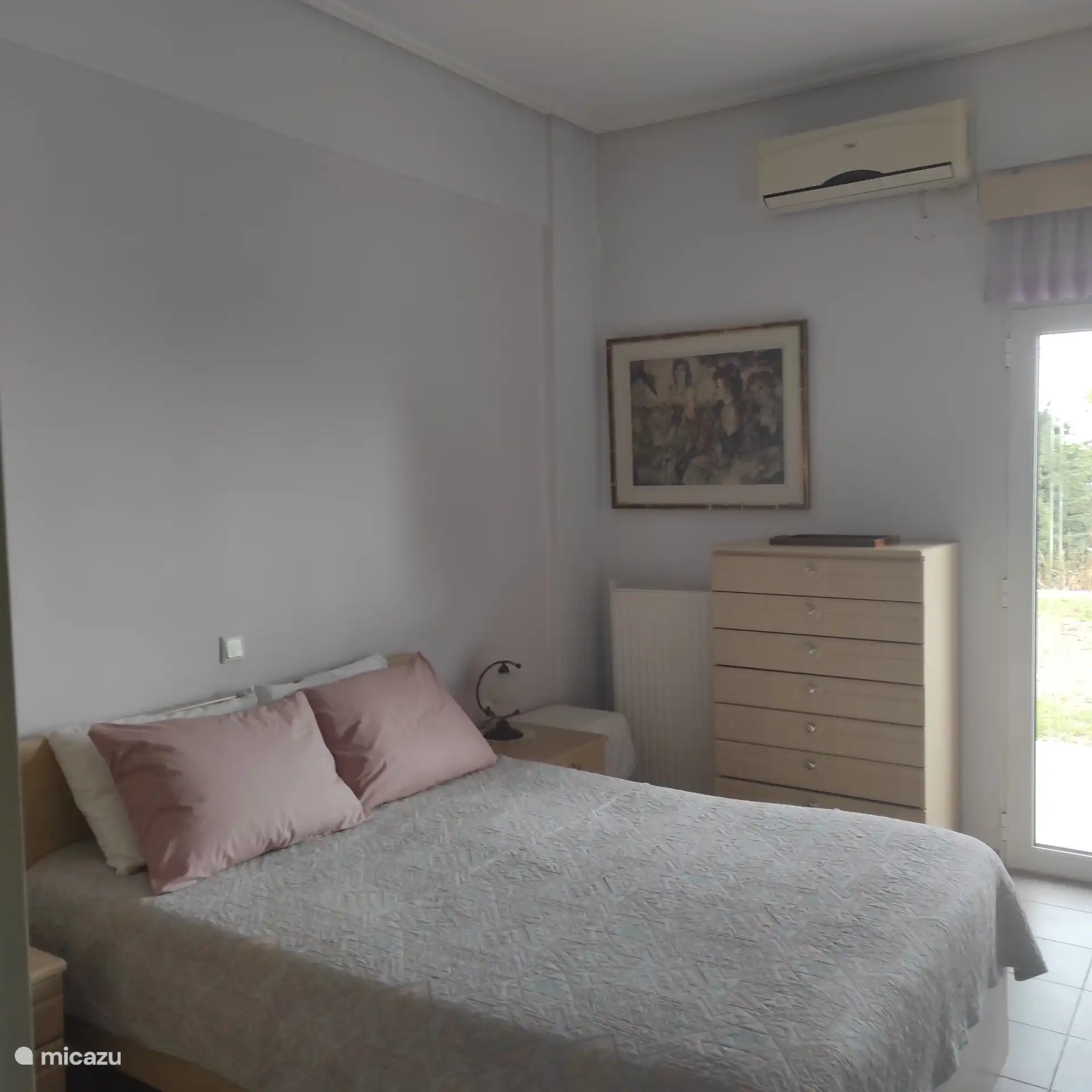 Dormitorio con cama doble, vista al mar.