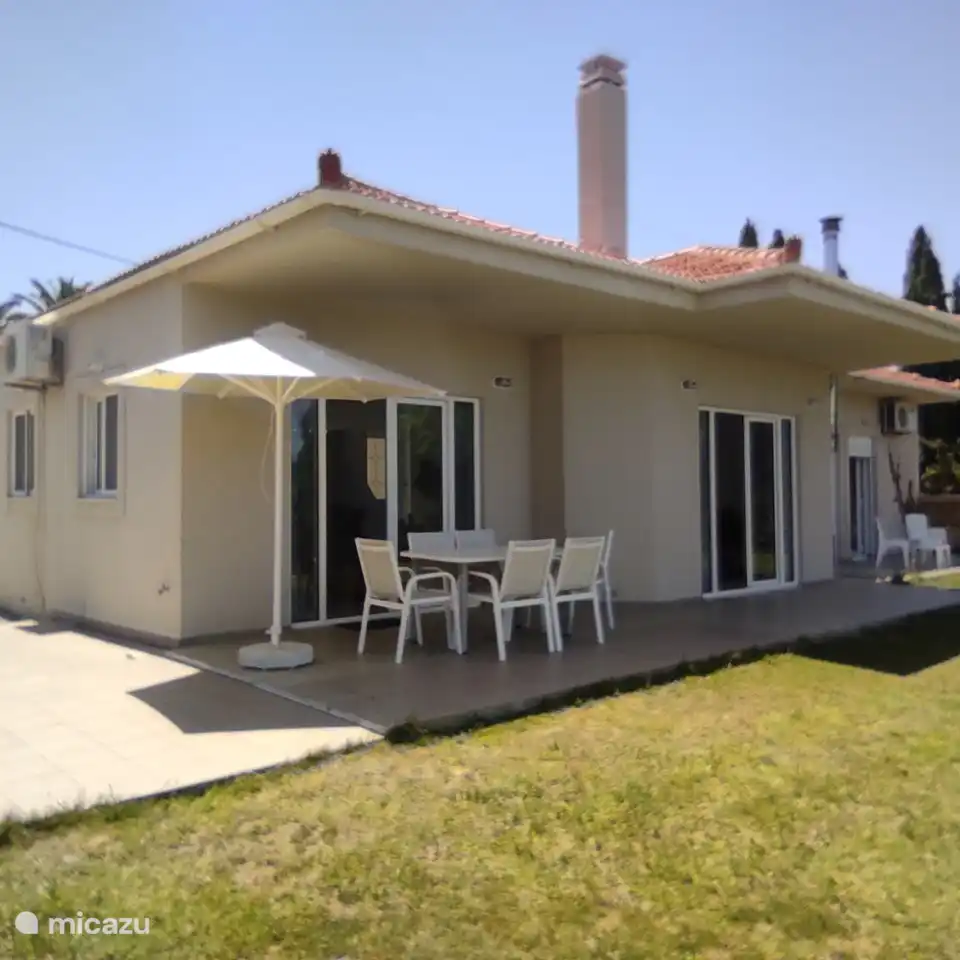 Vista exterior de la villa junto al mar.