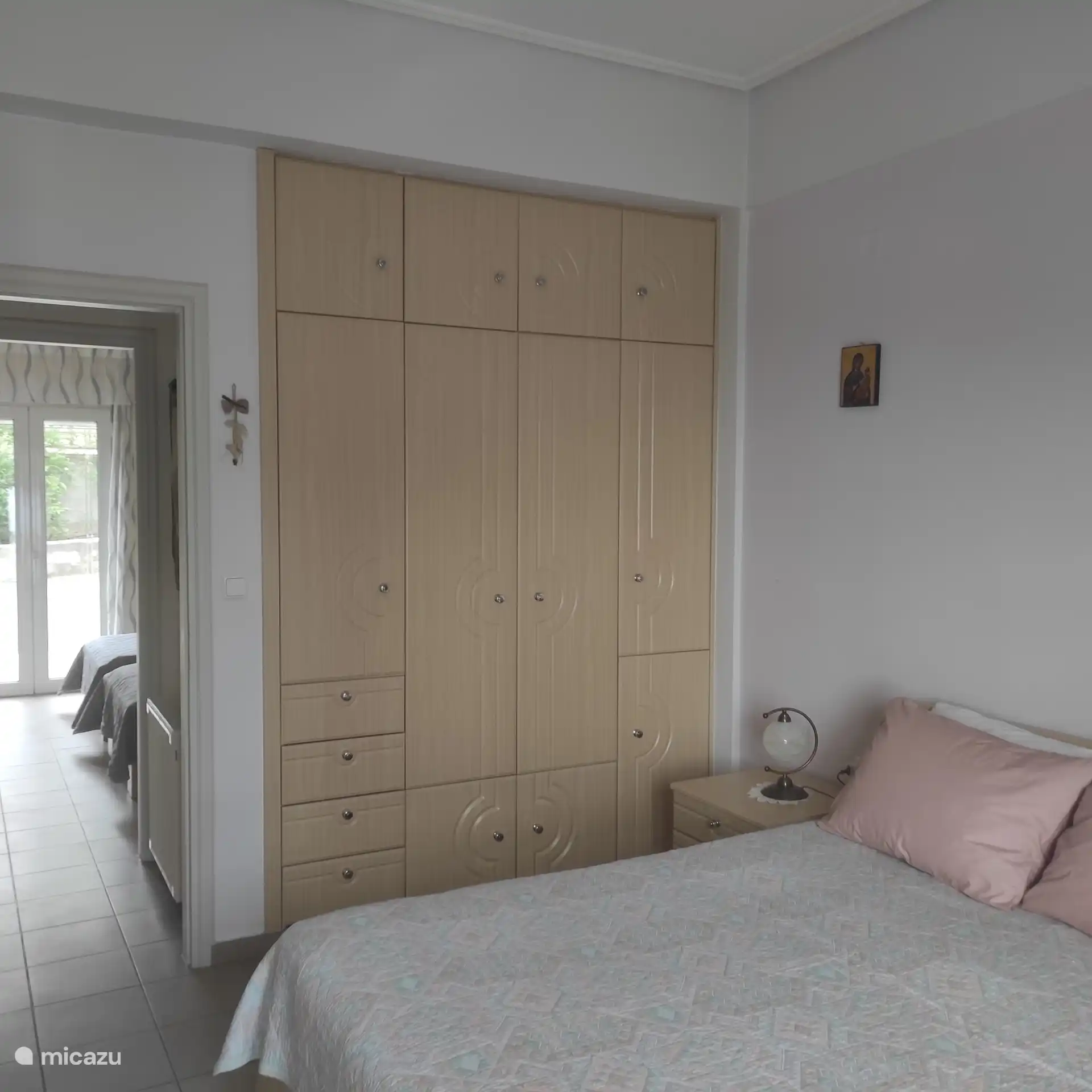 Dormitorio con cama doble, vista al mar.