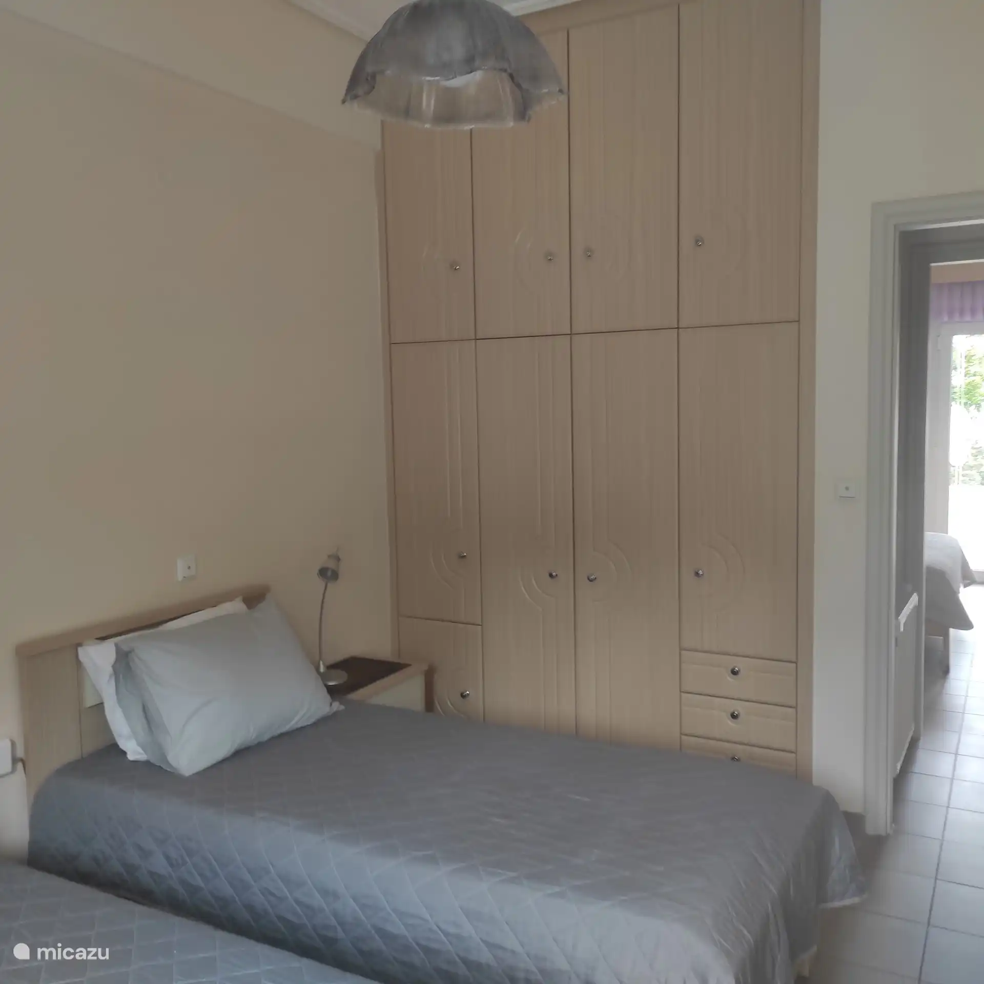 Dormitorio con 2 camas individuales, vista a la montaña.