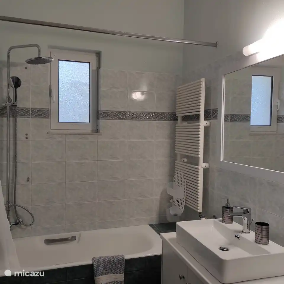 Cuarto de baño con bañera, lavadora.