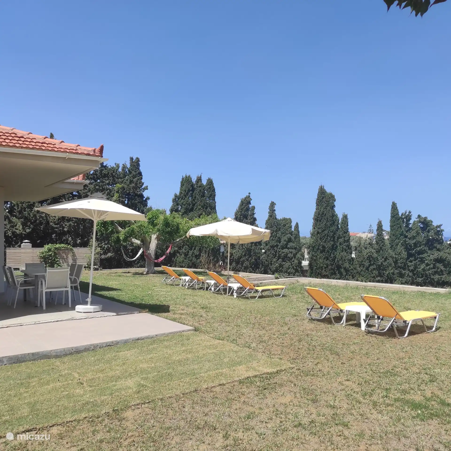 Jardín con vista al mar