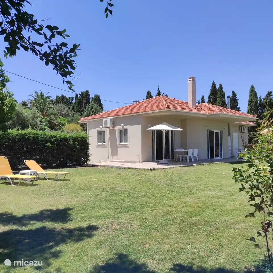 Vista exterior de la villa junto al mar.