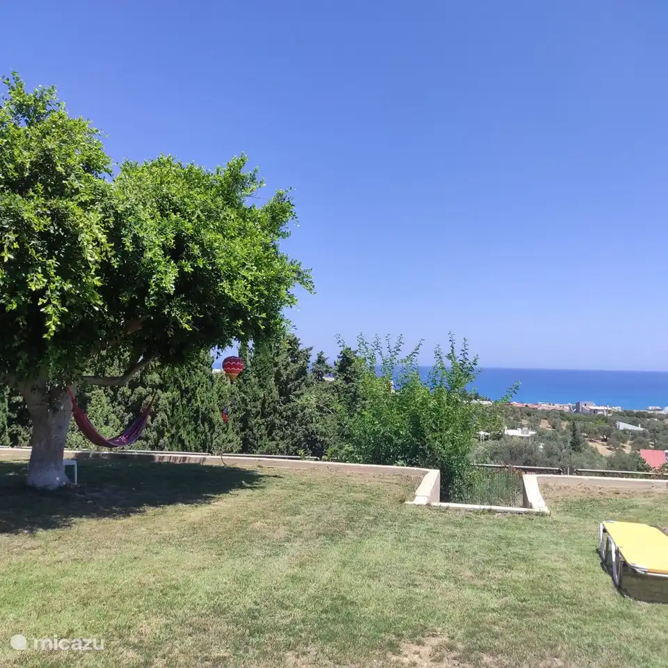 Gran jardín con vista al mar.