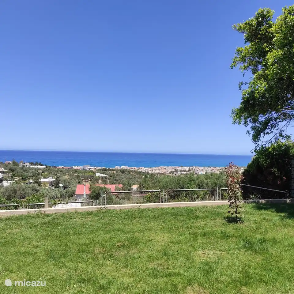 Gran jardín con vista al mar.