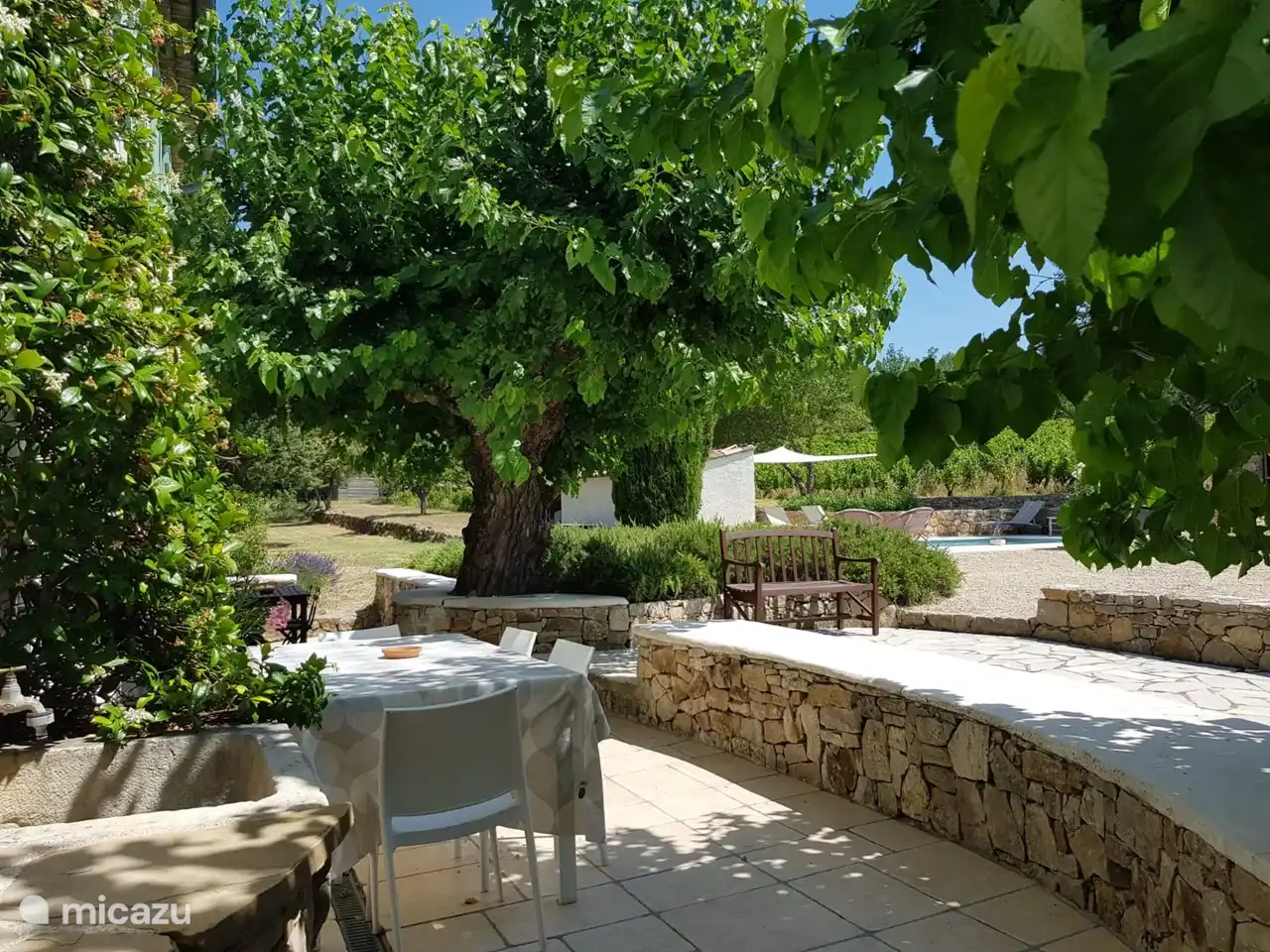 Zicht vanaf de voorzijde van Le Poulailler naar het zwembad