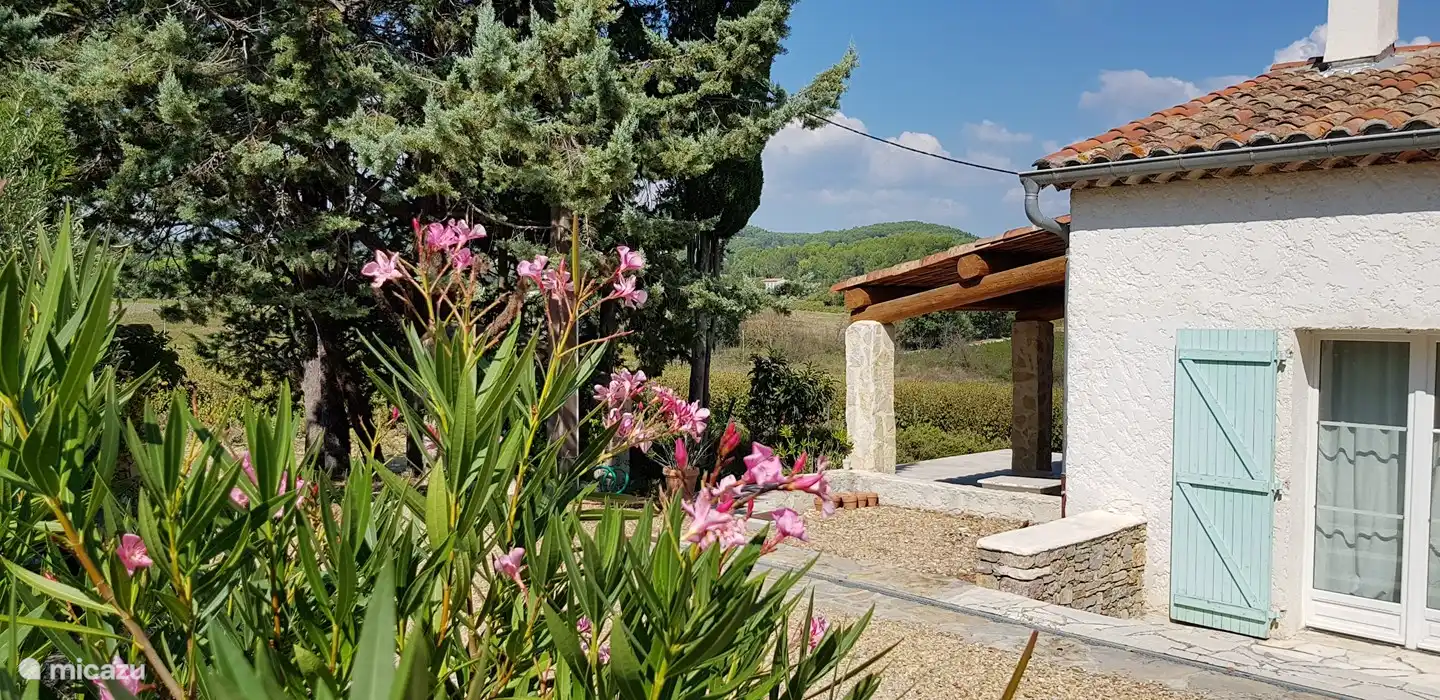 Overdekt terras (westzijde)