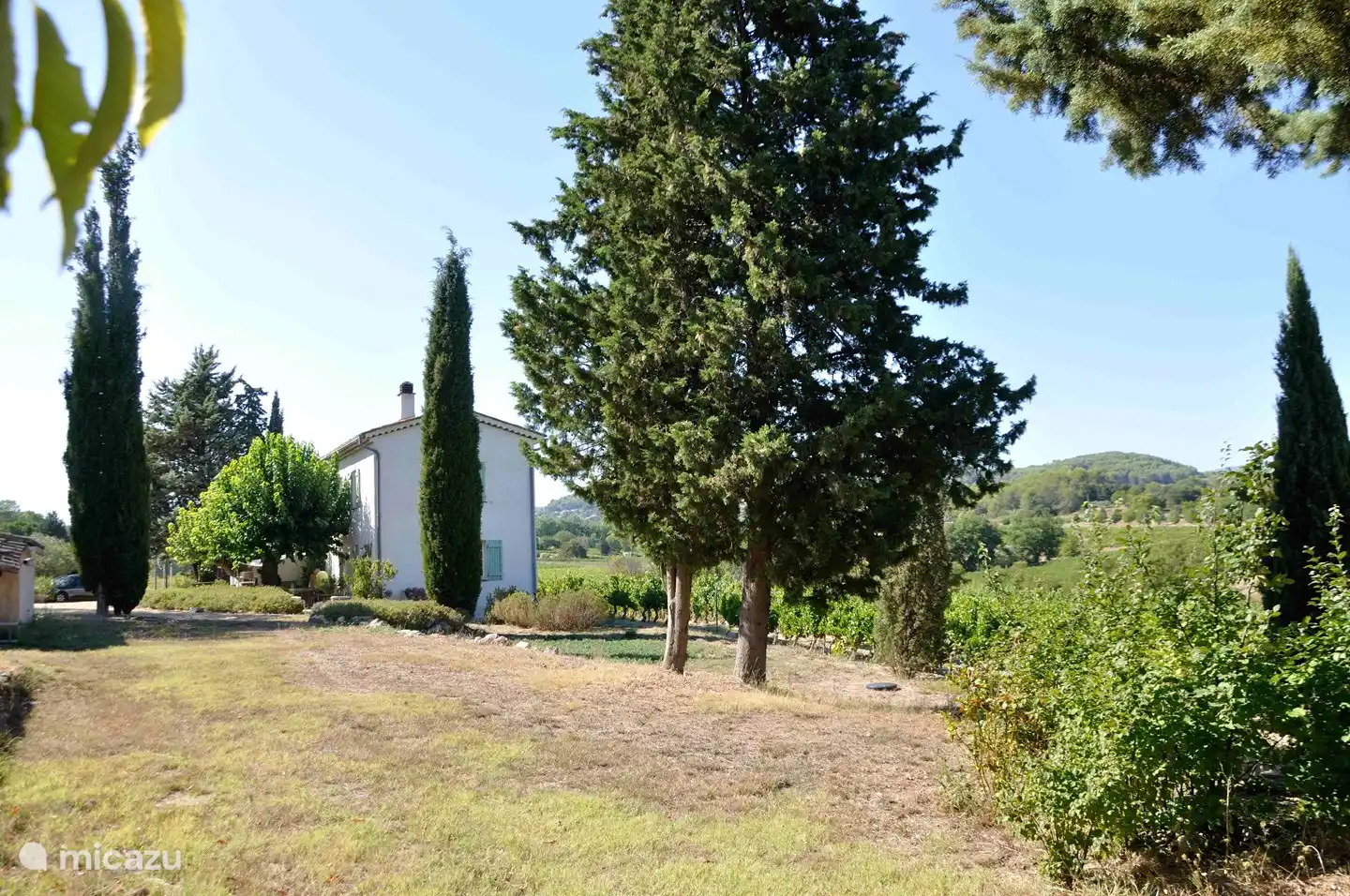 Zicht vanuit de tuin op de oostkant van Le Poulailler