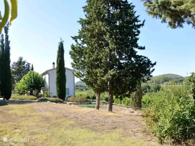 Bastide Poulailler | France, Var, Lorgues - villa Vue depuis le jardin sur le côté Est du Poulailler