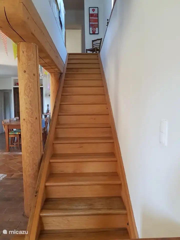 Vanuit de woon-/eetkeuken richting de eerste etage