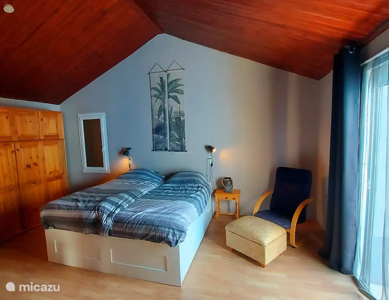 Großes Schlafzimmer mit Blick auf die Terrasse.