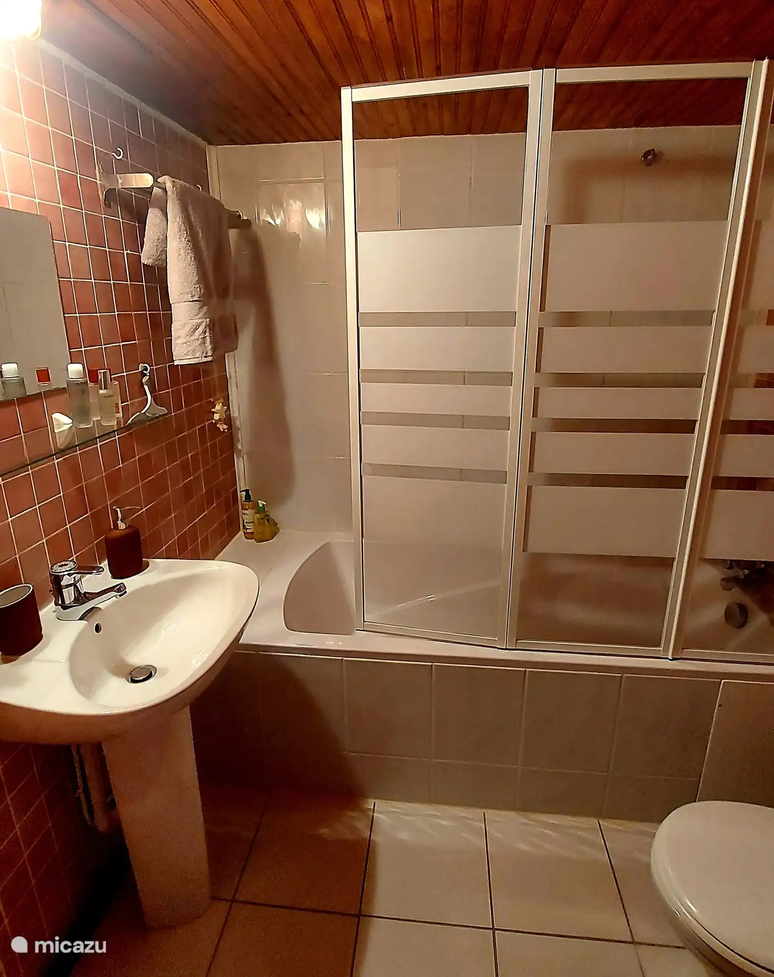 Das Badezimmer grenzt an das Schlafzimmer