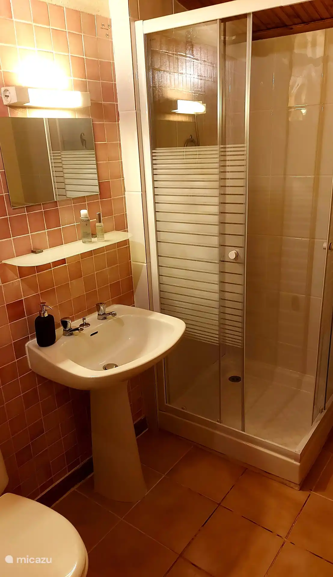 Das Badezimmer grenzt an das 2. Schlafzimmer