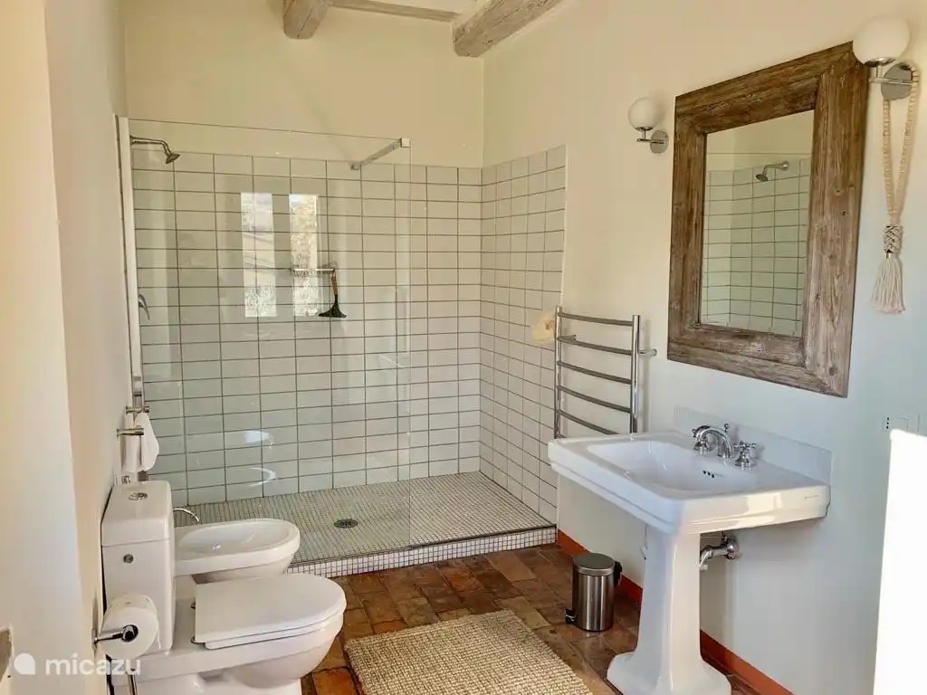 Badezimmer im Hauptschlafzimmer