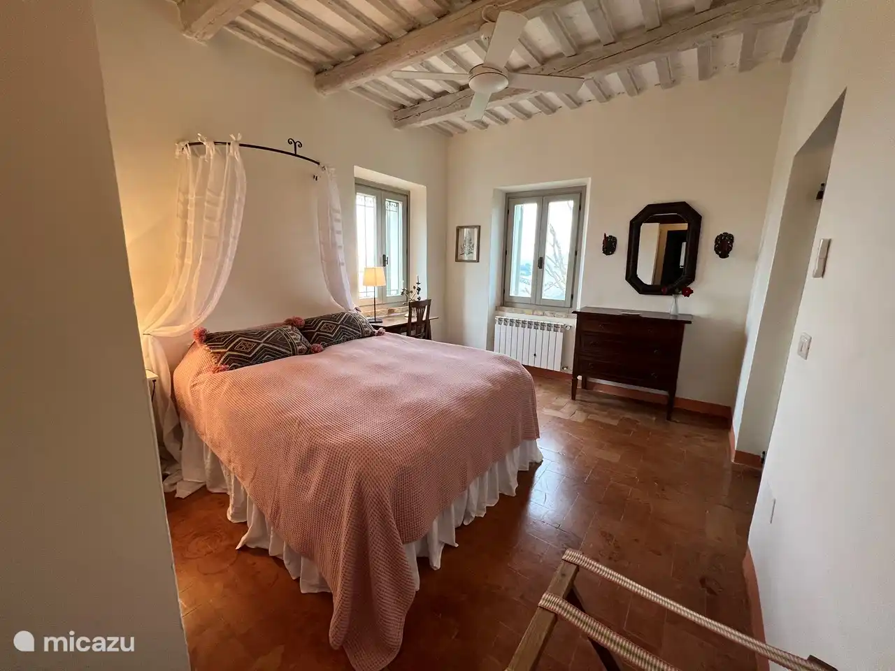 1. Stock: Schlafzimmer im 1. Stock mit Doppelbett