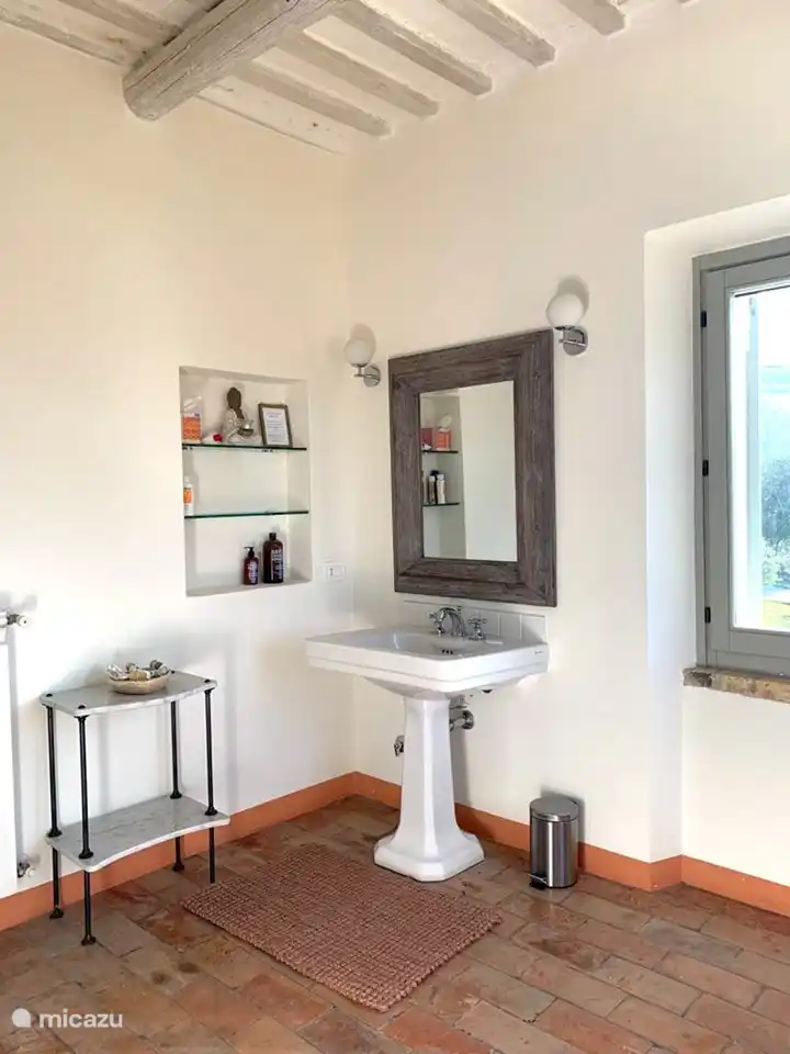 1. Stock: Geräumiges Badezimmer mit Dusche