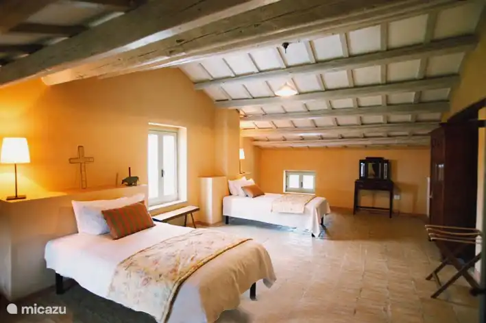 2. Stock: 2. Schlafzimmer mit 2 Doppelbetten (160x200cm)