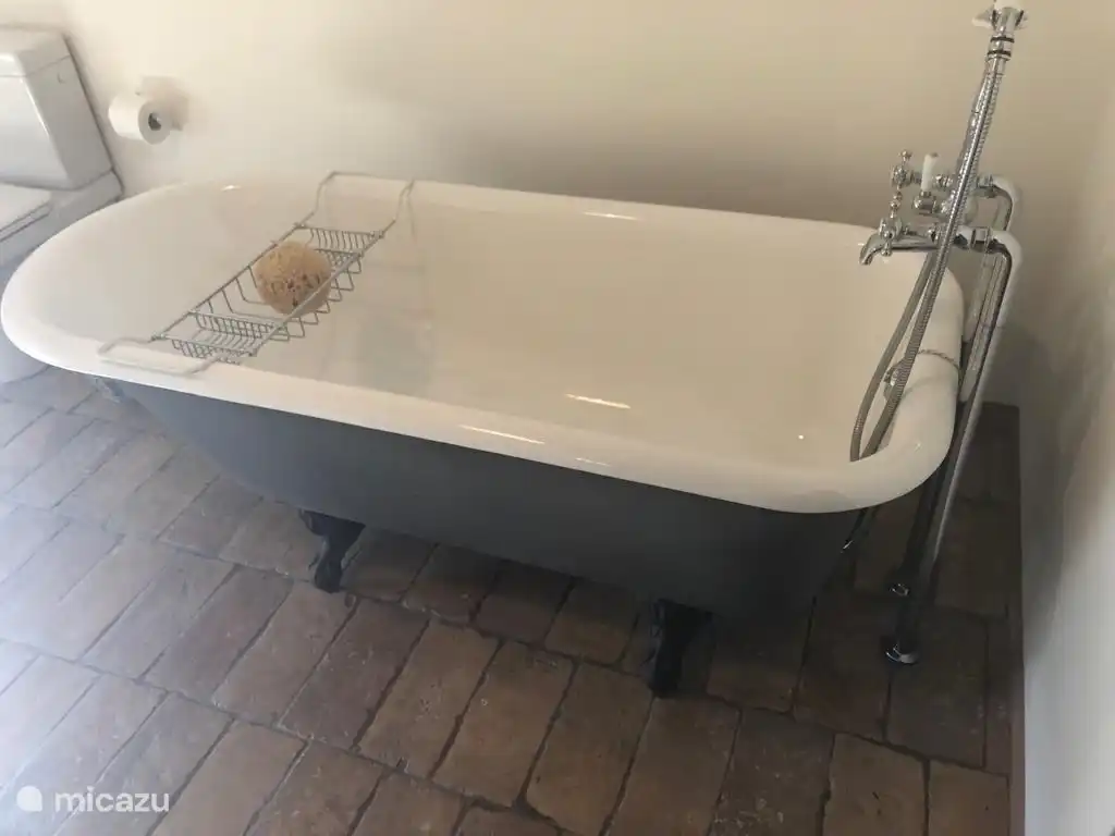 2. Stock: Großes Badezimmer mit Dusche und Badewanne