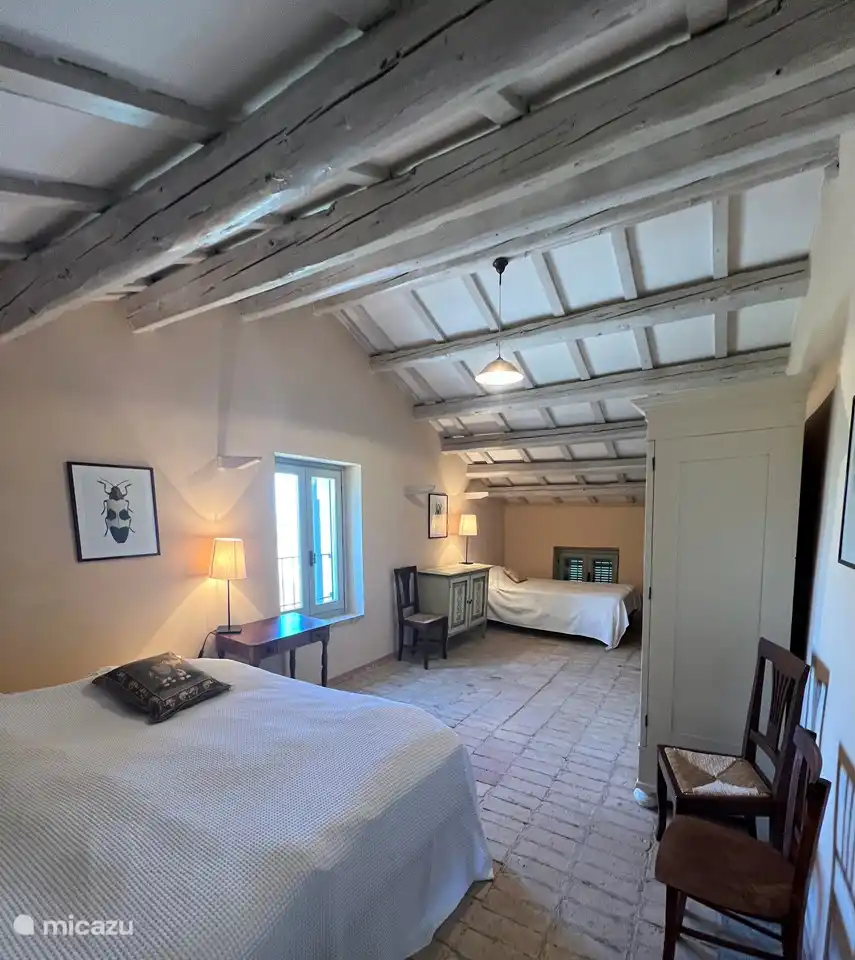 2. Etage: 3. Schlafzimmer mit 1 Doppelbett und 1 Einzelbett